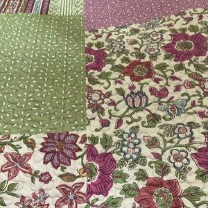 Full/Queen sized quilt gently used